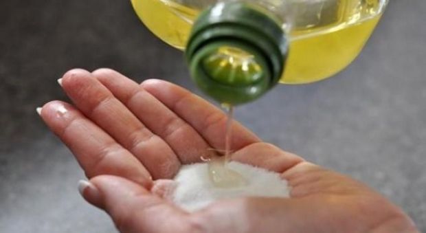 šećer-maslinovo-ulje-piling-ruke