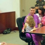 5-ogodišnja djevojčica čeka u sudnici na usvajanje! Kada je videjla ko je ušao na vrata, zanijemila je!
