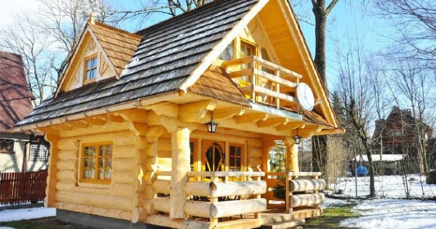 Rezultat slika za Ova prelijepa drvena kuća ima prizemlje od samo 27m², ali sasvim dovoljno da bude kao iz BAJKE!