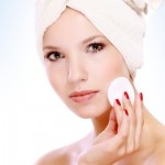 Žena čisti lice, Foto: lenetstan/Shutterstock