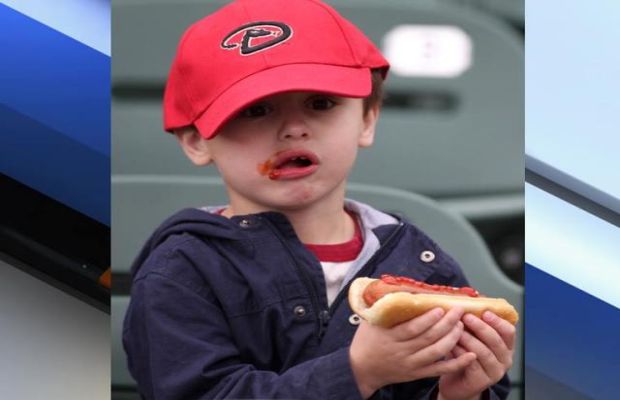 dijete-jede-hot-dog