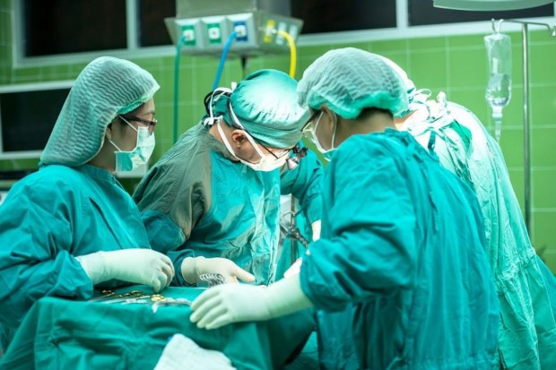 hirurzi_hirurg_ljekar_ljekari_operacija_bolnica_hitna_pixabay